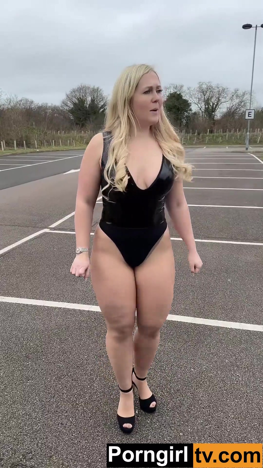 Sammy Thighs – who man can resist this hot body???