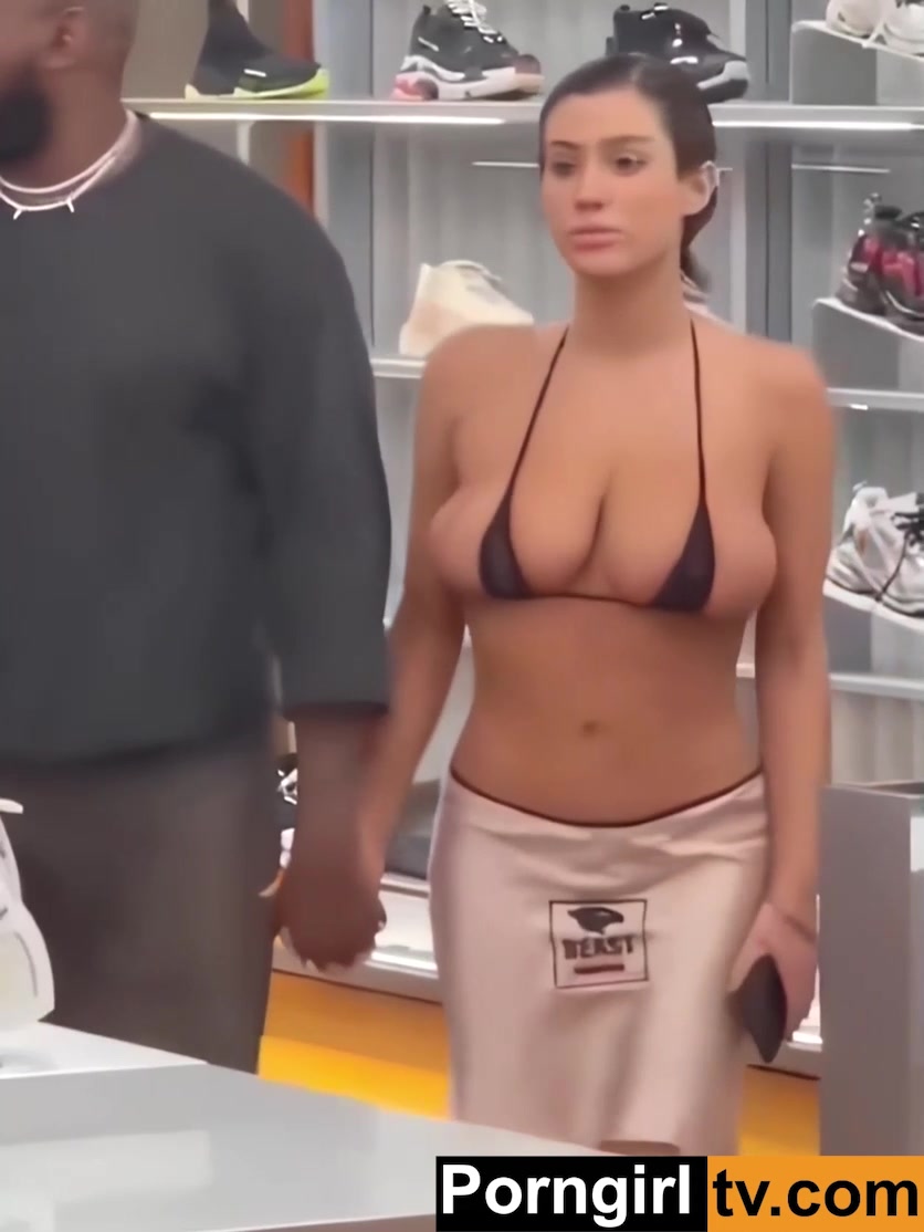 Bianca Censori  video showing off her topless!!!