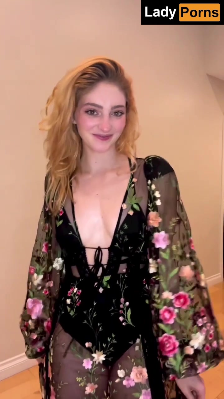 Willow Shields hunger games nude showing off her topless!!!